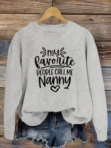Détail d'un sweat-shirt gris avec slogan et stylisme avec un short en jean bleu