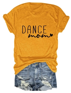 T-shirt Dance Mom gialla brillante distesa con pantaloncini di jeans strappati