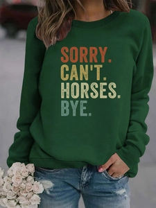 Détail du sweat à col rond montrant l'imprimé vintage 'SORRY. CAN'T. HORSES. BYE.'
