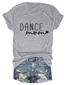 Vista piatta di t-shirt Dance Mom grigia e pantaloncini di jeans blu con dettagli strappati