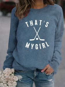 Détail de l'imprimé sportif That's My Girl sur le sweat à col rond gris bleu foncé