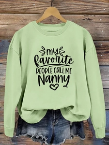 Détail des poignets et de l'ourlet du sweat vert clair avec imprimé my favorite people