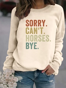 Détail du sweat beige col rond avec imprimé Sorry Can't Horses et finitions bords-côtes