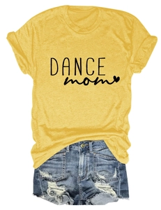 T-shirt gialla Dance Mom con cuore e pantaloncini di jeans usurati in piano
