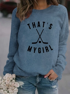 Détail du sweat-shirt bleu gris avec imprimé graphique That's My Girl Hockey