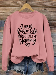 Détail du sweat vieux rose avec imprimé 'My favorite people call me Nanny' et cœur