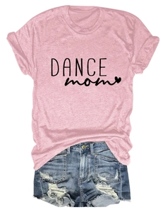 Dettaglio della t-shirt rosa Dance Mom con stampa cuore e pantaloncini in denim