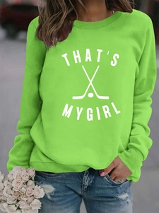 Détail du sweat vert fluo avec imprimé That's My Girl et poignets côtelés