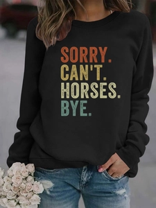 Détail de l'imprimé dégradé rétro SORRY CAN'T HORSES BYE sur un sweat-shirt noir