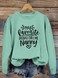 Détail du sweat vert menthe avec inscription My Favorite People Call Me Nanny imprimée