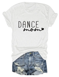 Piatto di una maglietta bianca Dance Mom e pantaloncini di jeans con bordi sfilacciati