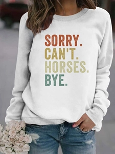 Détail du sweat gris montrant l'imprimé vintage coloré Sorry Can't Horses Bye en gros plan