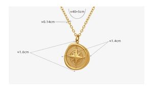 Détail macro du collier boussole en or 18K montrant les mesures précises et la taille
