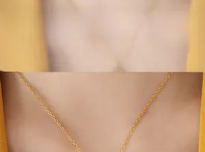 Détail du collier avec pendentif boussole plaqué or 18 carats et chaîne fine