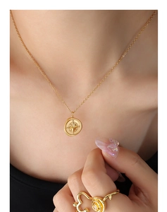 Vue détaillée du collier pendentif boussole plaqué or 18K avec gravures N S E W