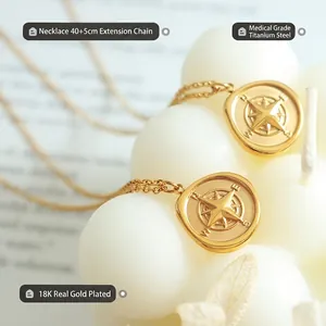 Collier pendentif boussole en acier titane plaqué or 18K avec détail étoile gravée