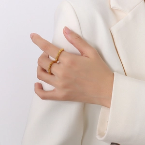 Bague Minimaliste À Texture Spirale En Acier Titane Plaqué Or 18K Bijoux De Mode Géométriques Scintillants Pour Femmes