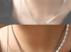 Gros plan d'un collier double épaisseur avec perles baroques et chaîne en argent