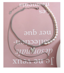 Détail du collier double rang avec perles d'eau douce et pendentif cœur argenté