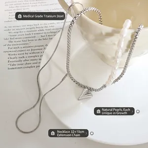 Collier double rang en acier titane avec perles d'eau douce et pendentif en cœur