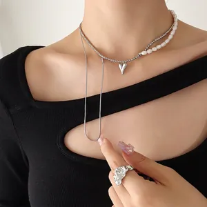 Collier perles d'eau douce asymétrique style français avec pendentif cœur argenté