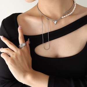 Collier en perles et acier titane de style français avec cœur et bague à texture liquide