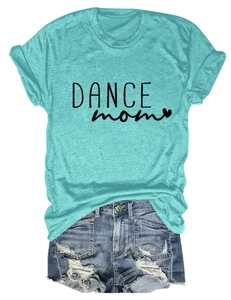 T-shirt azzurra Dance Mom e pantaloncini di jeans strappati su uno sfondo bianco