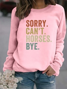Détail d'un sweat rose avec imprimé SORRY CAN'T HORSES BYE et finitions en bord-côte