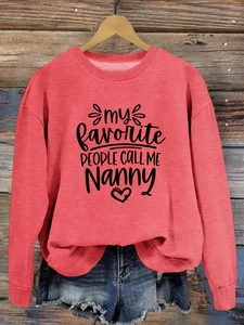 Détail du sweat corail avec l'imprimé noir 'my favorite people call me Nanny' sur coton