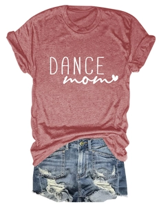 Dettaglio maglietta Dance Mom rosso ruggine con scritte a cuore e shorts in denim