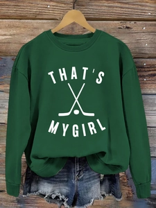 Détail du sweat à col rond vert foncé avec imprimé hockey THAT'S MY GIRL sur fond en bois