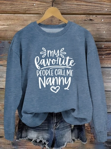 Détail d'un sweat bleu clair avec imprimé blanc 'my favorite people' artistique