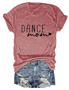 Dettaglio della t-shirt rosso mattone mélange con stampa Dance Mom e shorts in denim