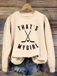 Détail d'un sweat beige avec imprimé hockey THAT'S MY GIRL sur fond de bois vintage