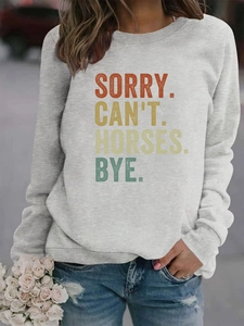Vue détaillée de l'imprimé rétro Sorry Can't Horses sur un sweat-shirt gris à manches longues