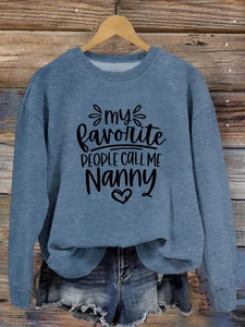 Détail d'un sweat bleu poudré avec l'imprimé noir My Favorite People Call Me Nanny
