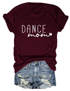 T-shirt Dance Mom bordeaux abbinata a pantaloncini di jeans strappati su sfondo bianco