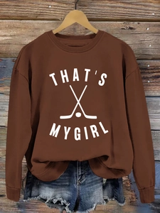 Détail du sweat marron café avec imprimé graphique de hockey THAT'S MY GIRL
