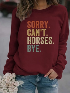 Gros plan sur l'imprimé SORRY CAN'T HORSES de ce sweat-shirt à manches longues bordeaux