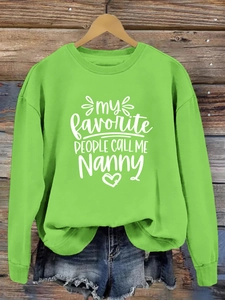 Détail du sweat vert vif avec l'imprimé blanc My Favorite People Call Me Nanny