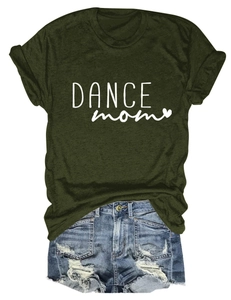 T-shirt Dance Mom verde scuro abbinata a pantaloncini di jeans blu in stile flat lay