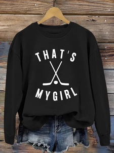 Détail de l'imprimé hockey avec texte That's My Girl sur sweat noir à col rond
