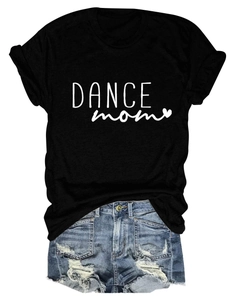 Piatto di una maglietta in cotone Dance Mom nera con pantaloncini di jeans strappati