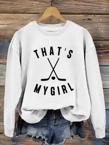 Détail de l'imprimé That's My Girl et motif hockey sur un sweat blanc à col rond