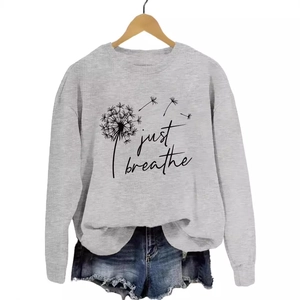 Sweat gris imprimé pissenlit Just Breathe avec short en jean sur fond blanc pur