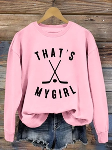 Détail du sweat rose avec inscription 'That's My Girl' et motif hockey sur bois vintage
