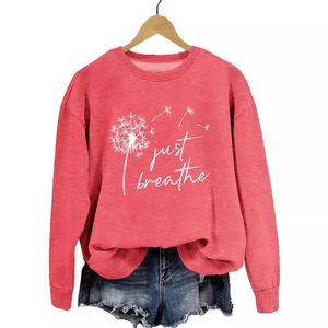 Sweat rouge à col rond avec motif pissenlit et texte Just Breathe et short en jean bleu