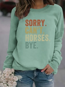 Détail du sweat vert menthe avec texte SORRY CAN'T HORSES et encolure ronde côtelée