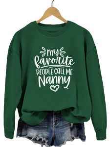 Détail d'un sweat vert foncé avec impression blanche My Favorite People Call Me Nanny