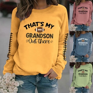 Vue détaillée du sweat-shirt THAT'S MY GRANDSON imprimé football en quatre couleurs